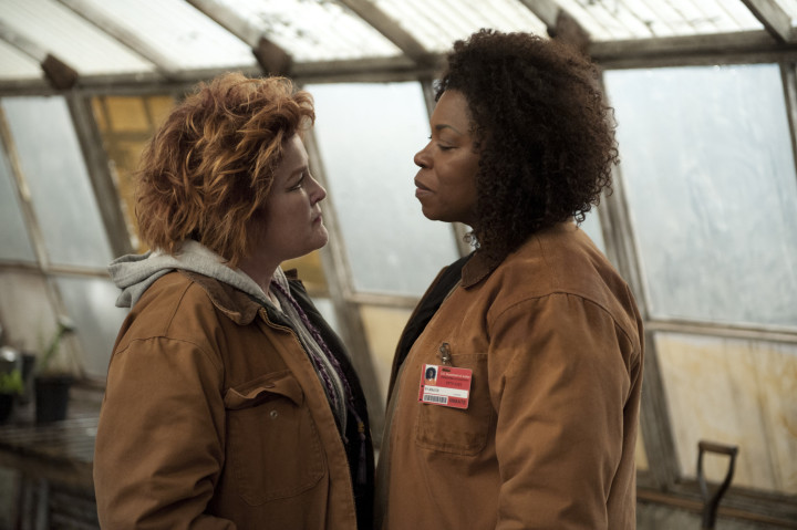 Kate Mulgrew (L) and Lorraine Toussaint (R) in a scene from Netflix’s “Orange is the New Black” Season 2. Photo credit: JoJo Whilden for Netflix.